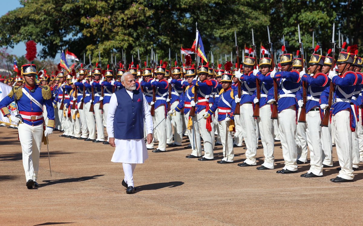 MyGovTamil's tweet photo. பிரேசிலியாவில் ஒரு அன்பான அரவணைப்பு 🇮🇳🇧🇷

பிரதமர் @narendramodi அவர்களை பிரேசில் அதிபர் @LulaOfficial அவர்கள் மற்றும் முதல் பெண்மணி @JanjaLula அவர்கள் ஆகியோர் ஆல்வோராடா அரண்மனையில் காவலர் மற்றும் அரசு மரியாதை வரவேற்புடன் வரவேற்றனர்.

#PMModiInBrazil
#PMModiBrazilVisit https://t.co/HYlWezlagV