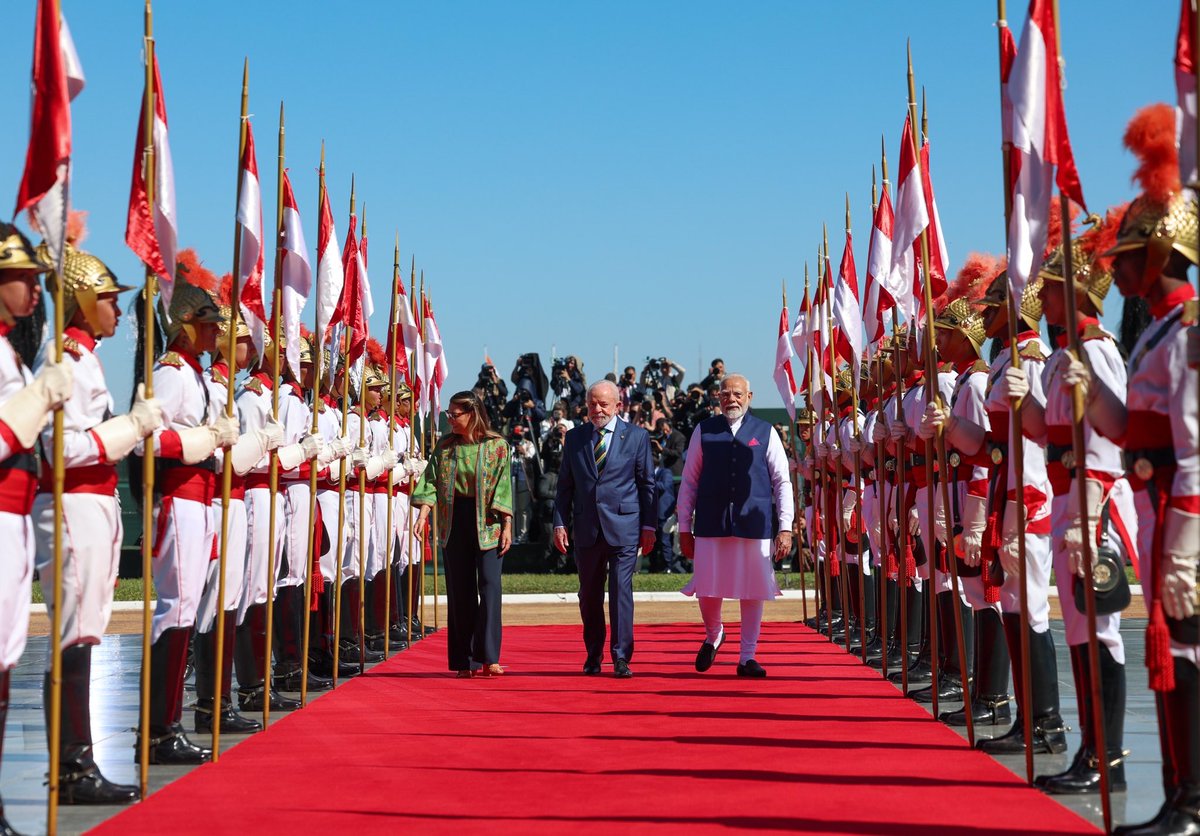 MyGovTamil's tweet photo. பிரேசிலியாவில் ஒரு அன்பான அரவணைப்பு 🇮🇳🇧🇷

பிரதமர் @narendramodi அவர்களை பிரேசில் அதிபர் @LulaOfficial அவர்கள் மற்றும் முதல் பெண்மணி @JanjaLula அவர்கள் ஆகியோர் ஆல்வோராடா அரண்மனையில் காவலர் மற்றும் அரசு மரியாதை வரவேற்புடன் வரவேற்றனர்.

#PMModiInBrazil
#PMModiBrazilVisit https://t.co/HYlWezlagV