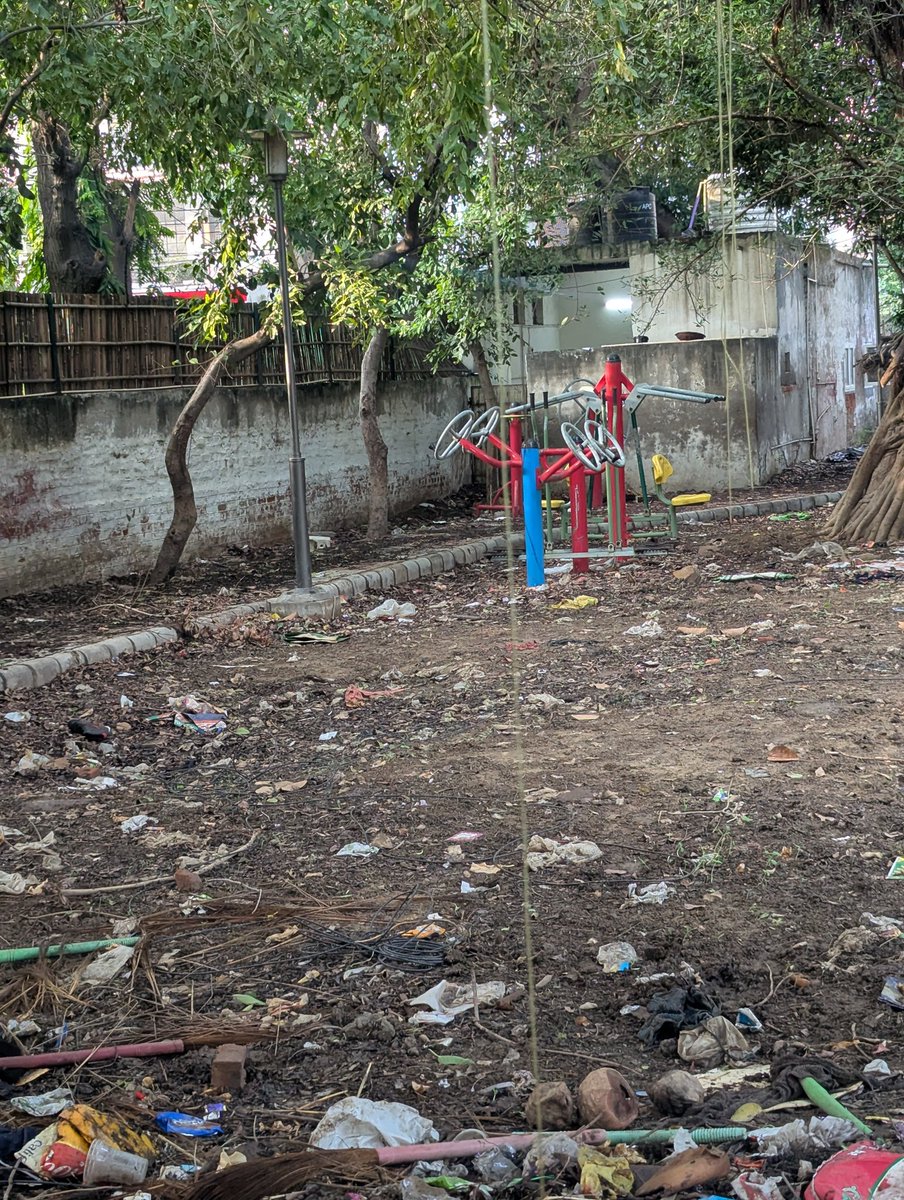 मुझे नहीं लगता इससे ज्यादा गंदा कोई पार्क हो सकता है। सरकार ने  इसमें लाखों रुपए भी खर्च कर रखे है। कई सालों से सफाई नहीं हुई।
पुलिस गेस्ट हाउस के बिल्कुल समीप, सेक्टर 22, गुरुग्राम
<a href="/MunCorpGurugram/">MCG</a> 
<a href="/OfficialGMDA/">GMDA</a> 
<a href="/cmohry/">CMO Haryana</a> 
<a href="/DCOfficial/">DC</a>