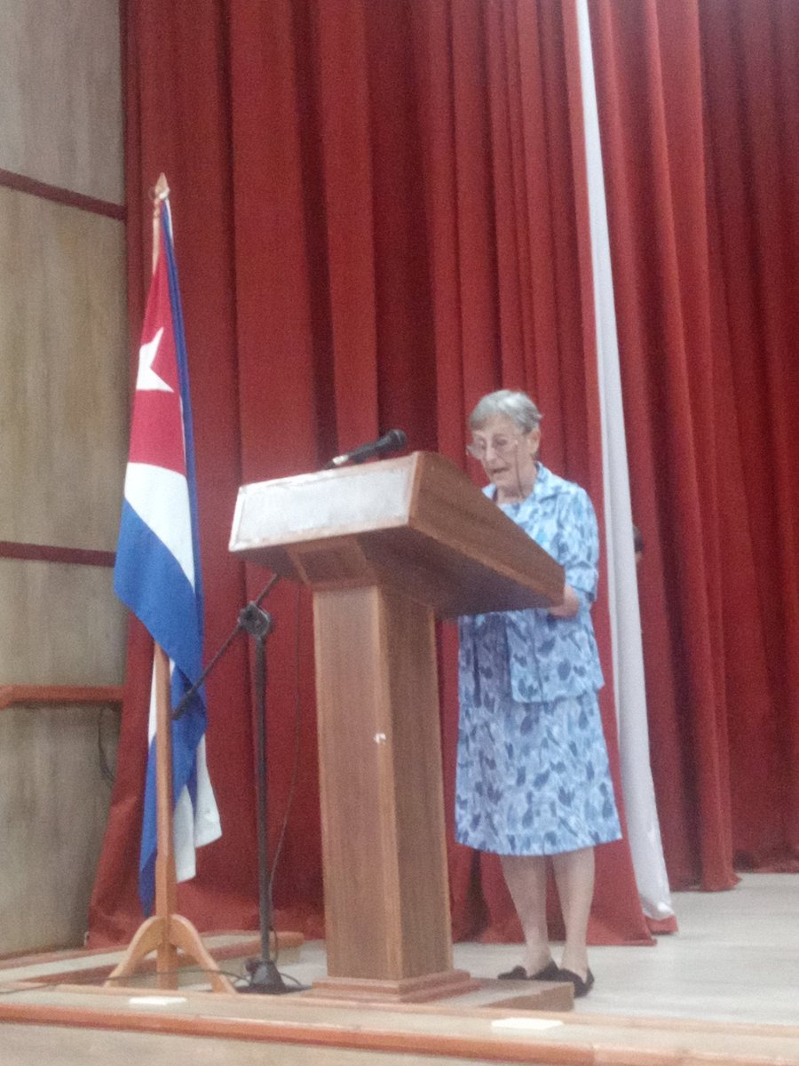 Momento especial en la graduación de las Escuelas Pedagógicas en Sancti Spíritus cuando Nelsy Hernández Barrios una de las  graduadas de licenciatura en Educación Primaria hace 40 años habla a los graduados. . <a href="/AlexisLorente74/">Alexis Lorente Jiménez</a> , @DeivyPrezMartn,  #SanctiSpíritusEnMarcha