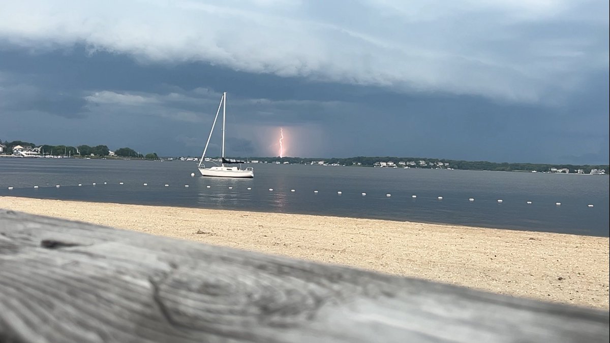 EthanKerr2003's tweet image. Beautiful shelf cloud with decaying thunderstorms putting out strong outflow on the Jersey Shore. A severe storm to the north provided some intense lightning bolts in the distance.