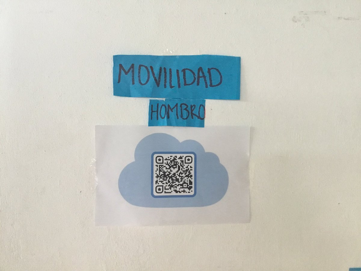 Los alumnos de selección de natación utilizando códigos QR como herramienta de aprendizaje para mejorar movilidad de hombro y así mejorar en cada entrenamiento #AppleTeacher <a href="/oz_csb/">Oscar Zúñiga</a> #SomosCSB