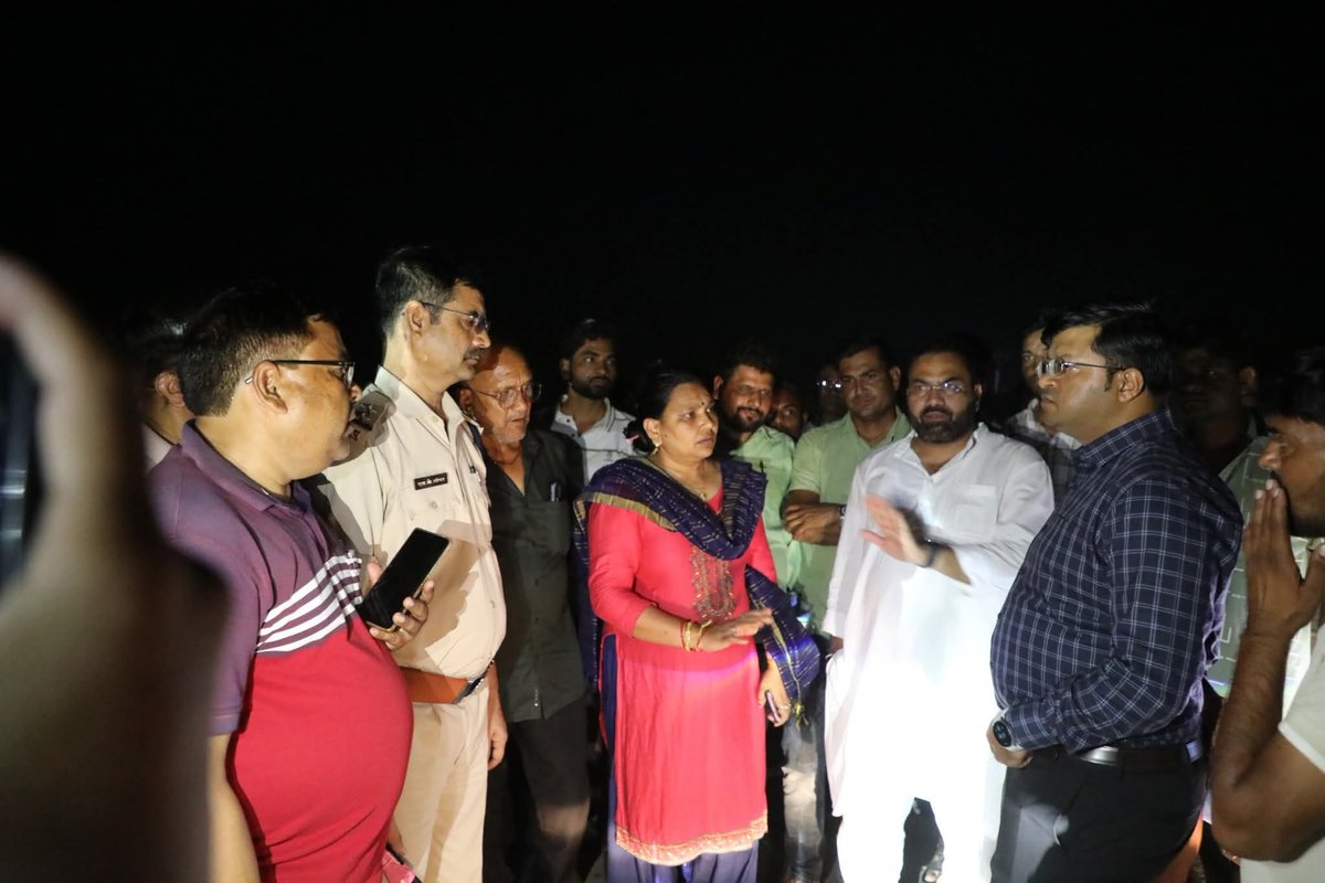 arpit_verma13's tweet image. बीती रात चंबल दाहिनी नहर में टूट की सूचना मिलते ही तत्काल मौके पर पहुंचकर स्थिति का जायज़ा लिया। कोटा बैराज से पानी रोककर संभावित क्षति को रोका गया है।
नहर का पानी सुरक्षित रूप से डायवर्ट किया गया है। राहत दल, पुलिस और जल संसाधन विभाग तत्परता से जुटे है।
#श्योपुर
#सतर्क_प्रशासन