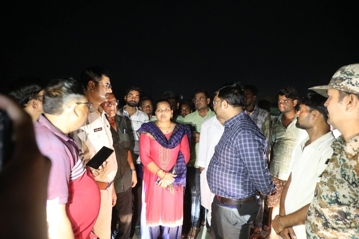 arpit_verma13's tweet image. बीती रात चंबल दाहिनी नहर में टूट की सूचना मिलते ही तत्काल मौके पर पहुंचकर स्थिति का जायज़ा लिया। कोटा बैराज से पानी रोककर संभावित क्षति को रोका गया है।
नहर का पानी सुरक्षित रूप से डायवर्ट किया गया है। राहत दल, पुलिस और जल संसाधन विभाग तत्परता से जुटे है।
#श्योपुर
#सतर्क_प्रशासन
