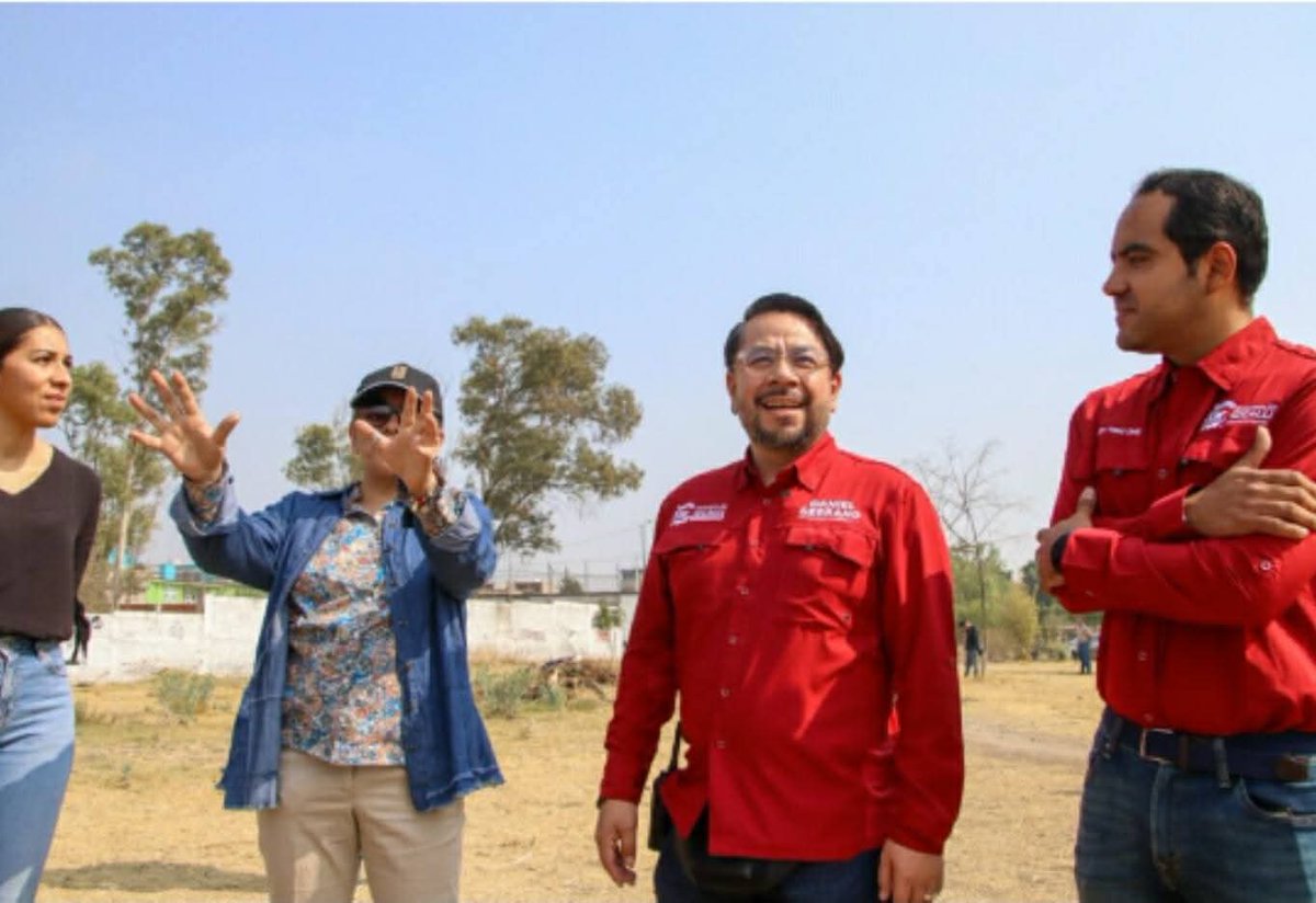 PuntoMedioEdo's tweet photo. 👷🏻♂️🚫🤳🏻 Vecinos de #SanMartínTepetlixpan, en Cuautitlán #Izcalli, se #oponen a que se le quite cancha de fútbol a secundaria, para hacer una #vialidad.
🤳 Más información ⬇️
https://t.co/dIXmPgWyN1 https://t.co/u5dJqslGpl