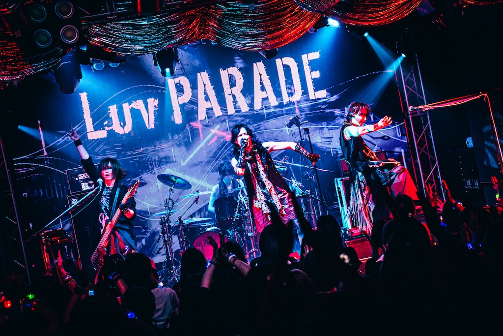 Vif編集部 (@vif_music) on Twitter photo 🟦Live Report🟦
Luv PARADE、バンドとファンの結束力を証明した「Hameln」ツアーファイナル@ 赤羽ReNY alphaのレポートをUP!ぜひチェックを!
▶️vif-music.com/2025/07/09/luv…
#Vif #LuvPARADE #ラヴパ #Hameln
<a href="/parade_official/">Luv PARADE😈</a>
<a href="/TAKA_defspiral/">TAKA</a>
<a href="/karyu_official/">Karyu 🫂😈</a>
<a href="/zerotomania/">ZERO</a>
<a href="/tsukasa_tmh4ns/">TSUKASA & 最上川 司 & つかさ</a> 🟦Live Report🟦
Luv PARADE、バンドとファンの結束力を証明した「Hameln」ツアーファイナル@ 赤羽ReNY alphaのレポートをUP!ぜひチェックを!
▶️vif-music.com/2025/07/09/luv…
#Vif #LuvPARADE #ラヴパ #Hameln
<a href="/parade_official/">Luv PARADE😈</a>
<a href="/TAKA_defspiral/">TAKA</a>
<a href="/karyu_official/">Karyu 🫂😈</a>
<a href="/zerotomania/">ZERO</a>
<a href="/tsukasa_tmh4ns/">TSUKASA & 最上川 司 & つかさ</a>