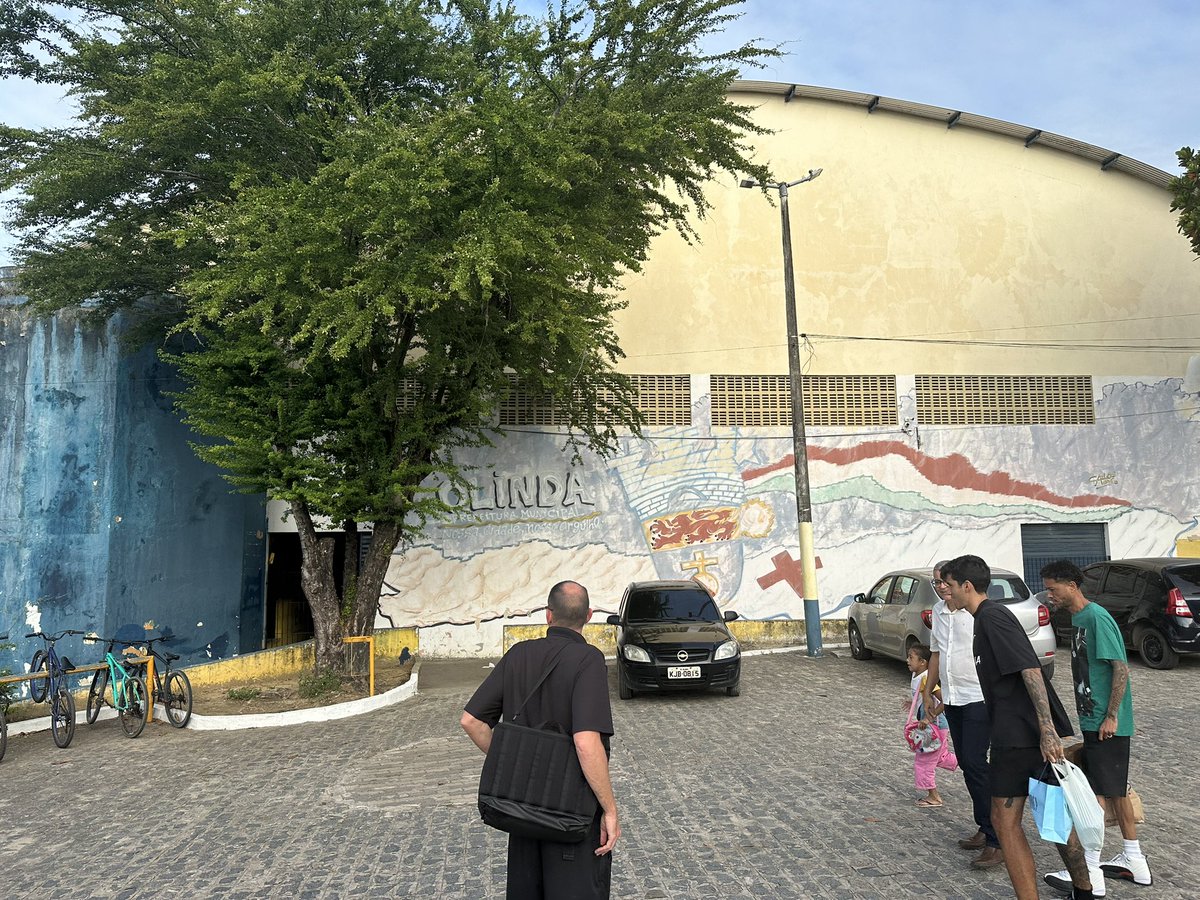 coache_graves's tweet image. Recife day 2 pt2. Today we had the opportunity to travel to a nearby town &amp;amp; give a free clinic to over 50 players who do not have much.Seeing the reactions of the players &amp;amp;their families is not something I will forget.Their energy appreciation &amp;amp; sincere gratitude was overwhelming