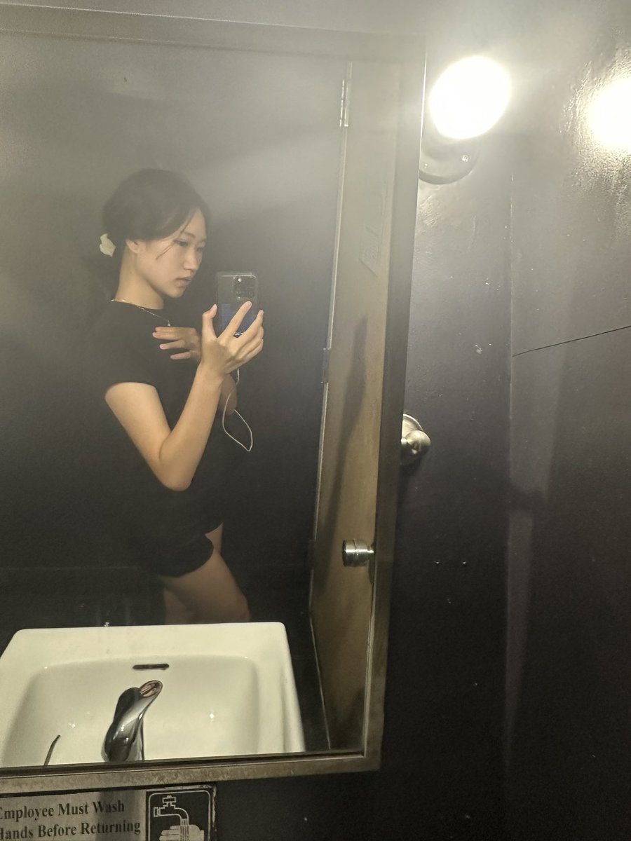 katherineh4_'s tweet image. somehow i used to get up at 4am every day to ice skate but now the 20 min walk to the gym is too far. if the past me had my current resources she prob wld have achieved world domination by now