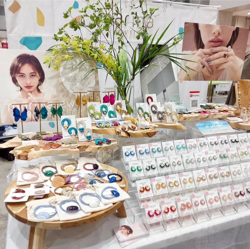 marinaJEWELRY_'s tweet photo. ＼HMJまであと10日！／
ヤシの種を使ったジュエリーをメインにカラフルなブースでお迎えします🌴

秋冬は海外出展のみのため、国内のビッグサイト系イベントは年内ラストです🎪

🌴marina JEWLRY
🌴7/19土ー20日
東京ビッグサイト
🌴ブースNo. E322
https://t.co/cpLiqK18I4 https://t.co/jAk7rgQXyX