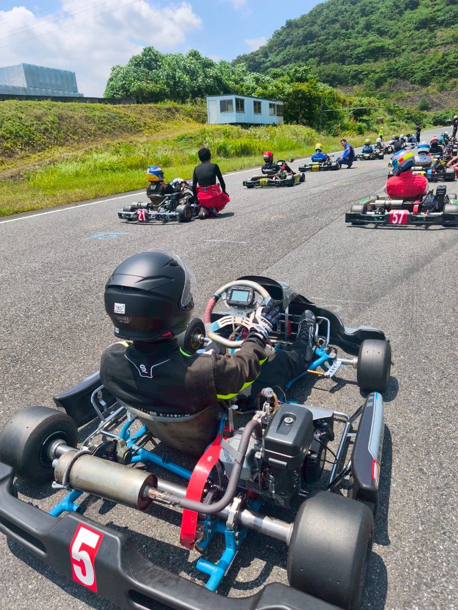 dumsrracingkart's tweet image. ESK第3戦本庄
今年はOBの先輩方が沢山きてコテージが大盛り上がり！レースがメインなのか観光がメインなのか…
肝心のレースですが他チームの給油回数が約4,5回の中、脅威の7回という圧倒的な燃費の悪さを見せつけて完走。
現在原因を究明中です。
色々なことが起きた楽しい遠征になりました🌶
