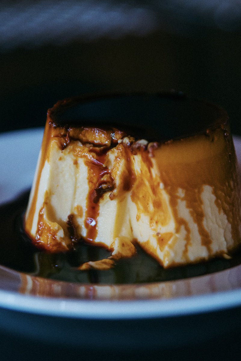 해방촌 힐즈앤유로파
얼마 전에 술 마시고 나서 먹고 눈 띠용 되가지고 이 맛이 참인가 싶어 다시 먹으러 간 푸딩
아니 진짜 너무 맛있슨
탱글탱글한 푸딩은 아니고 그렇다고 단단하지도 않고 크림브륄레의 코어만 먹는 것처럼 부드러우면서도 깊은 풍미
1팀 1개만 파는 이유가 있슨