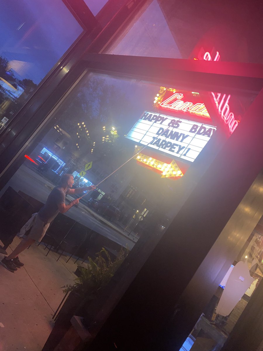 CeeJayLoman's tweet image. undisclosed location.
watching the owner dance with a legend. @chicagobars