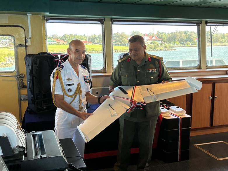 ambafrancefj's tweet image. On his first official visit to Tonga, Col. Arnaud Bouyssou, French Defence Attachรฉ (Suva), handed over 2 Delair UX-11 drones to Brig. Gen. Lord Fielakepa โ a first for His Majestyโs Armed Forces.
Strengthening Defence Cooperation as we mark 140 years of friendship between ๐ซ๐ท๐ค๐น๐ด.
