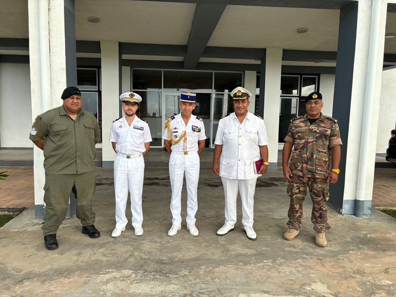 ambafrancefj's tweet image. On his first official visit to Tonga, Col. Arnaud Bouyssou, French Defence Attachรฉ (Suva), handed over 2 Delair UX-11 drones to Brig. Gen. Lord Fielakepa โ a first for His Majestyโs Armed Forces.
Strengthening Defence Cooperation as we mark 140 years of friendship between ๐ซ๐ท๐ค๐น๐ด.