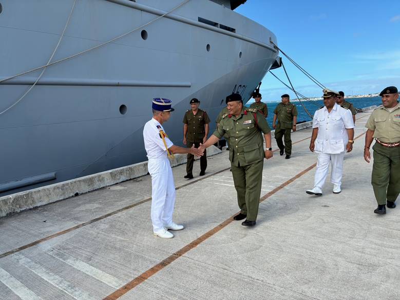 ambafrancefj's tweet image. On his first official visit to Tonga, Col. Arnaud Bouyssou, French Defence Attachรฉ (Suva), handed over 2 Delair UX-11 drones to Brig. Gen. Lord Fielakepa โ a first for His Majestyโs Armed Forces.
Strengthening Defence Cooperation as we mark 140 years of friendship between ๐ซ๐ท๐ค๐น๐ด.