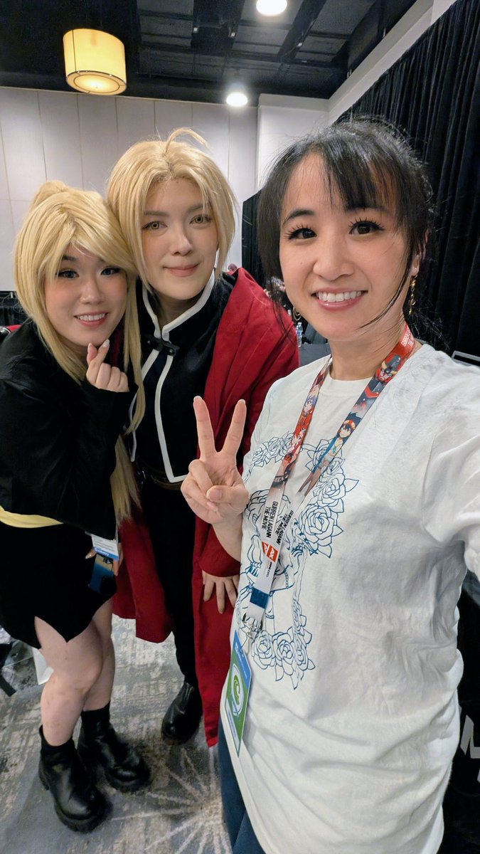 ItsXanthor's tweet photo. An AX highlight was the chance to meet @behindjinfinity! Been following them for years&amp; love how beautiful&amp;fun their photoshoots look. They inspired me to cosplay &amp; rope my friends into it too. Thank u Jin &amp; @sorairo_days for being so sweet. Can't believe u knew who I was haha🥹 https://t.co/i6t6bptJiw