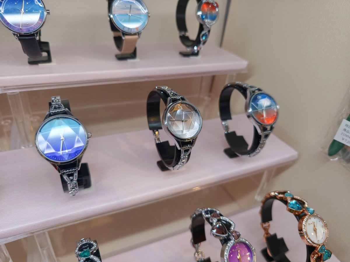 ラフォーレ原宿の #愛と狂気のマーケット 様にて。
明るい照明のおかげで、Z1022 Sanctuaryの六芒星ガラスカットが際立っております...✨️