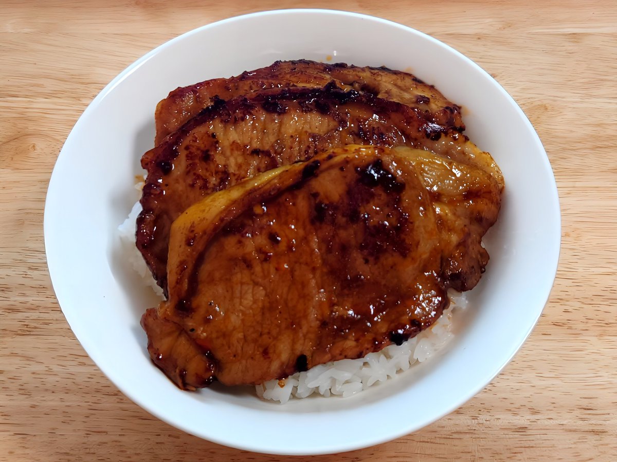 冷蔵庫の買い置き食材で簡単に昼食。豚ロースを焼いて“トンテキ丼”。美味しく頂きました。