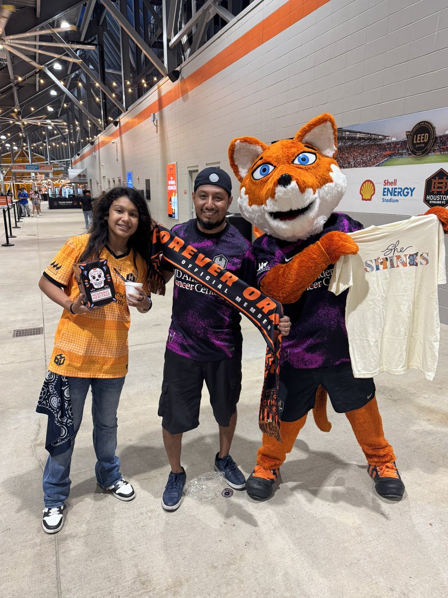 BayouCitySoccer's tweet photo. Handing out @elotesbravoshtx Fan Feud prizes tonight! https://t.co/i6d2rb5NHb