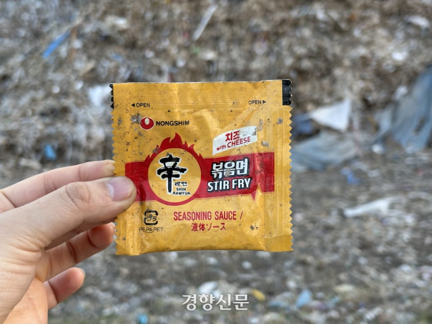 tang__kira's tweet photo. Desa Gampingan, sebuah desa yabg terletak di Malang, Provinsi Jawa Timur, Indonesia, dipenuhi sampah sampai setinggi pinggang di setiap rumah. Sampah yang meluap dari halaman rumah bahkan berserakan sampai ke jalan desa.

Di depan salah satu rumah, ditemukan bungkus mi instan Shin Ramyeon rasa keju. Padahal, Shin Ramyeon rasa kehiadalah produk yang hanya dijual oleh Nongshim di Jepang