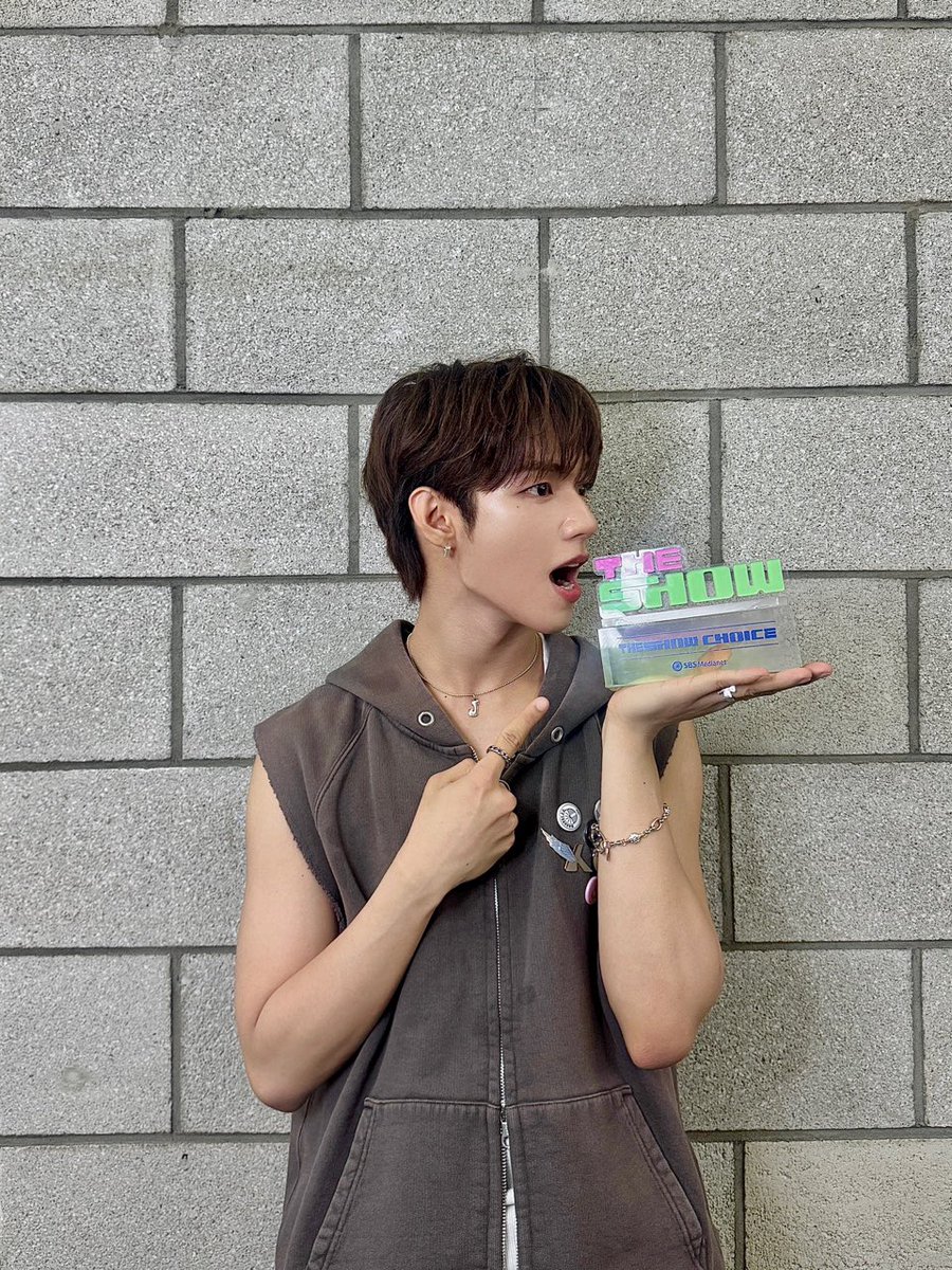 AHOF_official's tweet photo. AHOF 1st WIN 🏆🌟

우리 팬분들도 정말 축하해요~
저희도 열심히 했지만, 여러분도 정말 열심히 해줬잖아요~
이 목표를 이룰 수 있게 해줘서 고마워요!
이건 우리의 시작일 뿐이에요~ 앞으로 더 멋진 모습 보여줄게요!💖

#AHOF #아홉
#JL #제이엘 https://t.co/soqSH9HF4J