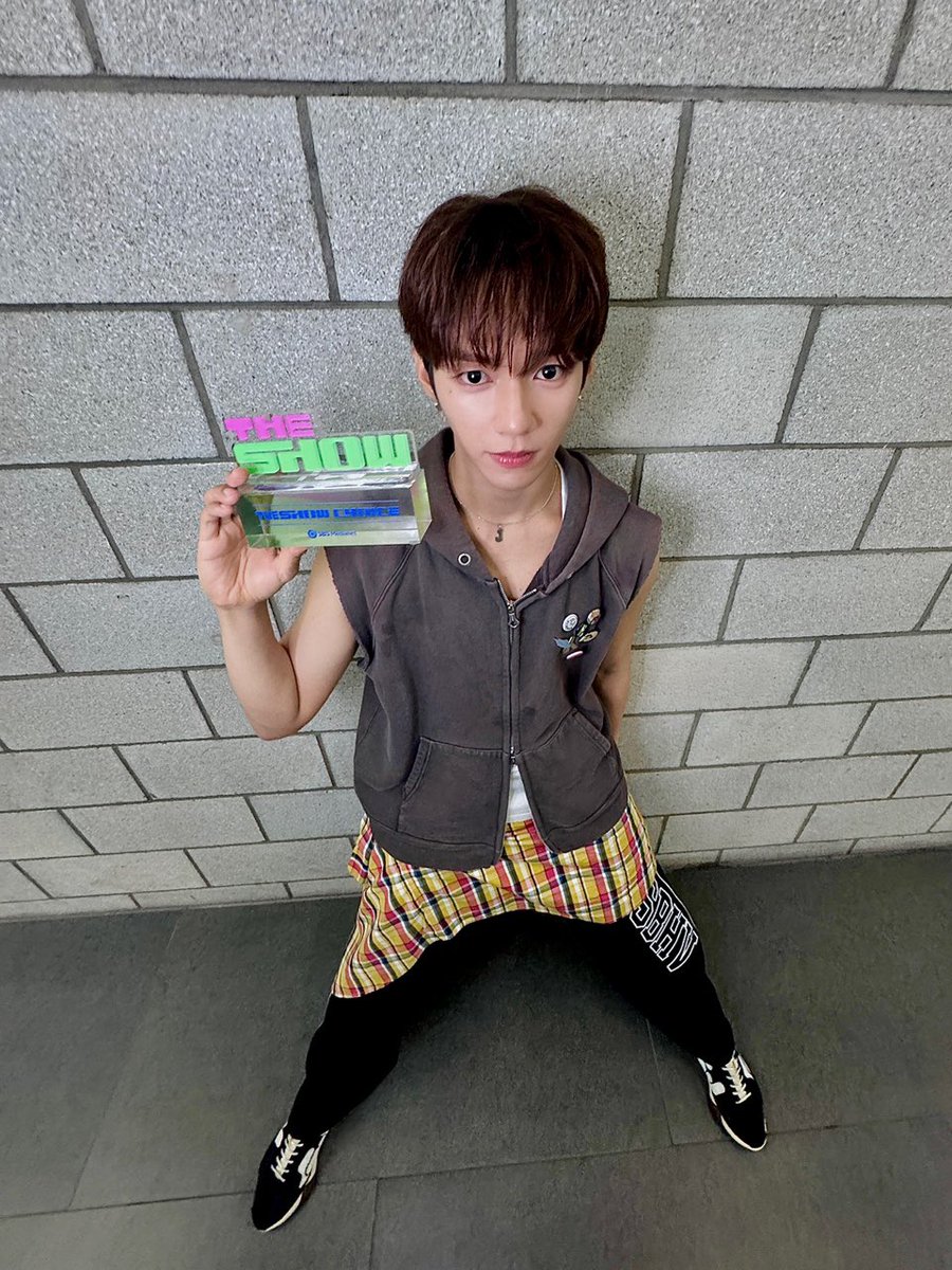 AHOF 1st WIN 🏆🌟

우리 팬분들도 정말 축하해요~
저희도 열심히 했지만, 여러분도 정말 열심히 해줬잖아요~
이 목표를 이룰 수 있게 해줘서 고마워요!
이건 우리의 시작일 뿐이에요~ 앞으로 더 멋진 모습 보여줄게요!💖

#AHOF #아홉
#JL #제이엘