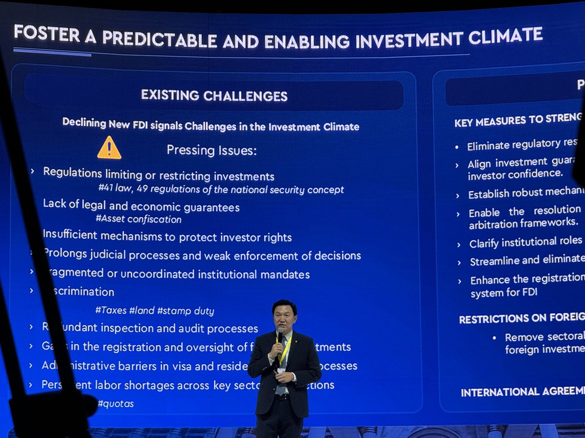 Олон жил ярьж байгаа ч ганц хоёрхон фэйсбүүк постоос болоод хуулиа өргөн барьж чаддаггүй. Шийдвэр гаргагчид, улстөрчид ийм эмзэгхэн байж болохгүй Гадаадын хөрөнгө оруулалтын хуулийг ирэх намрын чуулганаар би заавал батлуулна. Чадахгүй бол дахиж эдийн засгийн форум хийхгүй гэнэ ээ