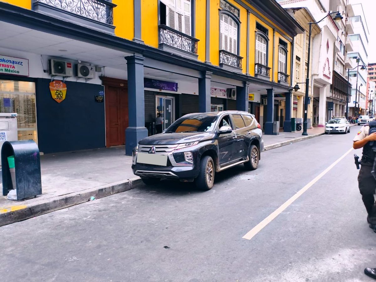 #SeguraEP | Tras una alerta por una muerte violenta en Aguirre y Escobedo, desde el #C5GYE se brindó apoyo a <a href="/PoliciaEcuador/">Policía Ecuador</a> con el seguimiento de los presuntos responsables y el acordonamiento de la zona.

Gracias a la trazabilidad de videovigilancia, se logró ubicar la