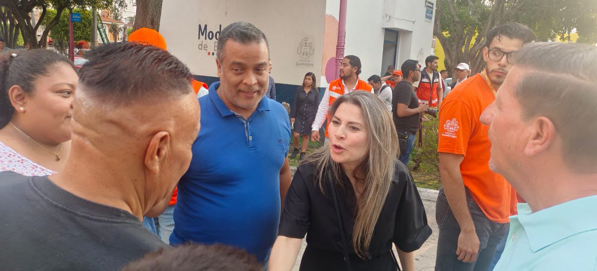 FabiolaCuan's tweet photo. A través de los Martes Comunitarios llevamos los servicios del Gobierno a las colonias y rehabilitamos los espacios públicos de Guadalajara. 🧹🌳🚮💡

De la mano de las y los tapatíos estamos trabajando para hacer de Guadalajara la ciudad que te cuida. 💕

 #GuadalajaraOriente ❤️ https://t.co/X6sB3yWV4O