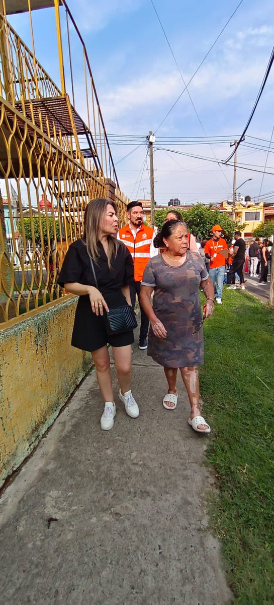 FabiolaCuan's tweet photo. A través de los Martes Comunitarios llevamos los servicios del Gobierno a las colonias y rehabilitamos los espacios públicos de Guadalajara. 🧹🌳🚮💡

De la mano de las y los tapatíos estamos trabajando para hacer de Guadalajara la ciudad que te cuida. 💕

 #GuadalajaraOriente ❤️ https://t.co/X6sB3yWV4O