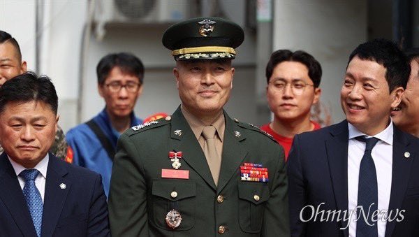 법정에서 ‘박정훈 대령이 외압에 따랐다면 내가 항명했을 것’이라며 떨리는 목소리로 한 순간도 후회한 적 없다고 진술했던 부하 장교.

좌천, 괴롭힘, 따돌림.. 지난 2년, 이들이 겪은 수난에 대한민국 정부가 사죄하고 용서를 구해야 합니다.

특검의 박정훈 대령 항명 사건 항소 취하를 환영합니다.