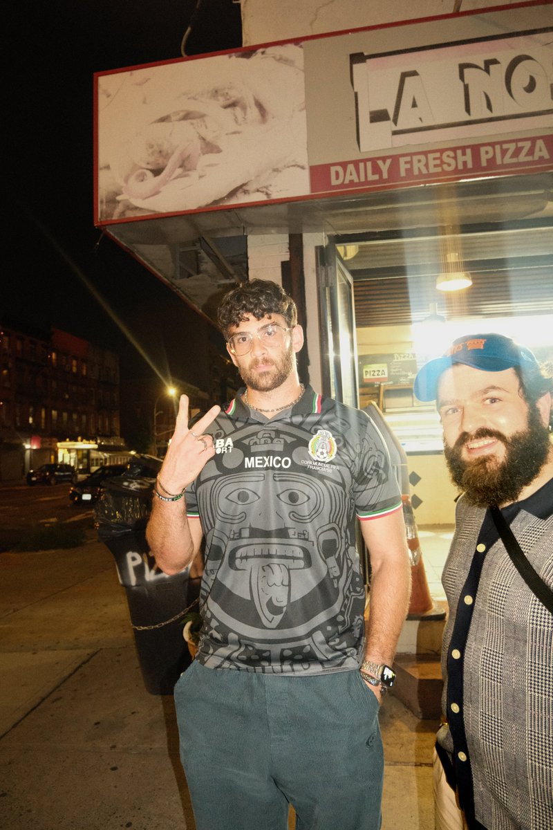garrettjko's tweet image. streets hate to see a white boy with a camera and built-in flash. glory to harlem!
@hasanthehun @nkulw @EricHovagim