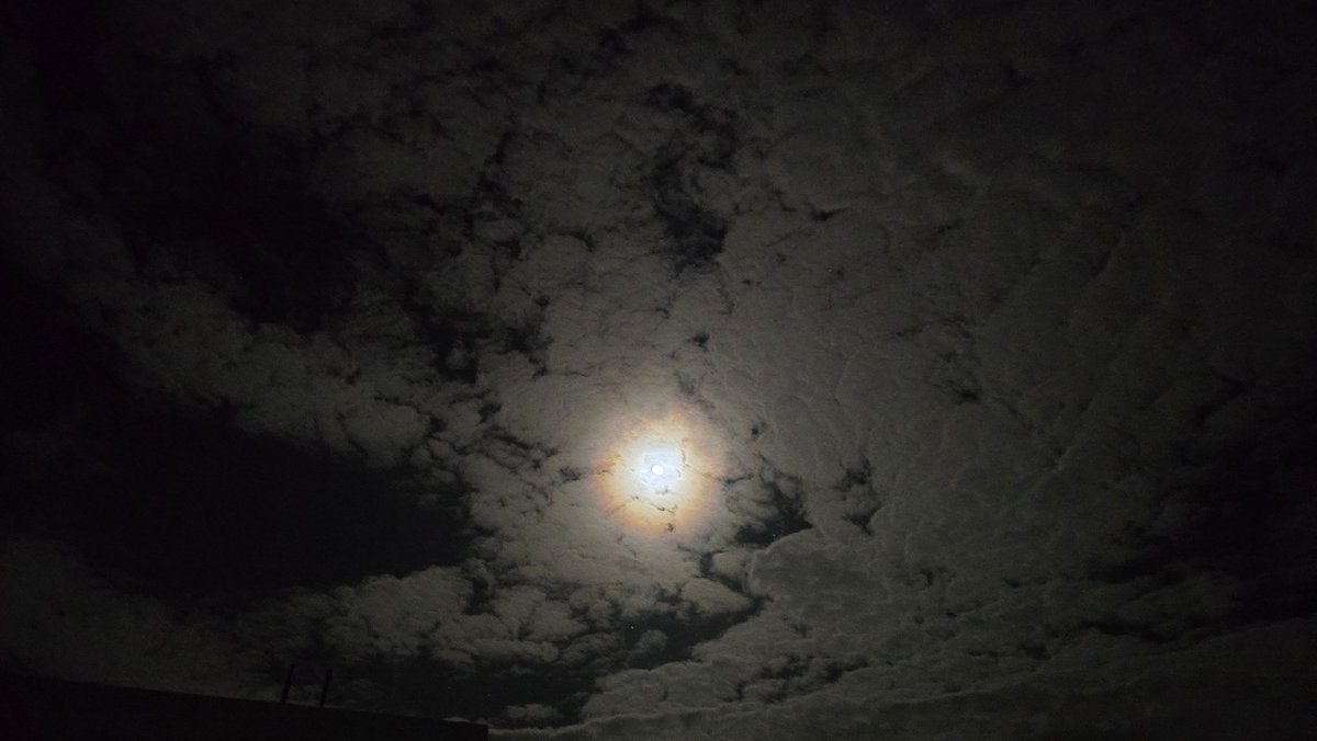 EL CIELO A LAS 20:30 HORAS | ¿Significará algo  realmente esto en el cielo? ¿O simplemente es algo de la naturaleza?.
📱📷 La Voz de Xela / Marta Pérez