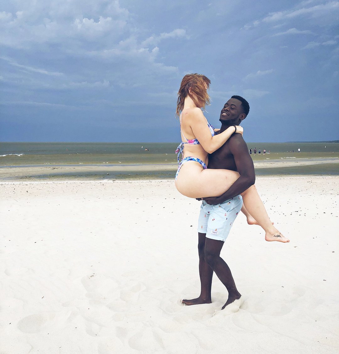 arlopear84's tweet photo. He’s got melanin. She’s got SPF 75. They’re beachside, boo’d up, sharing one towel and all the attention.
He calls it love. She calls it #WhiteGirlSummer.
Together? Unmatched vibes. #sysbm https://t.co/6NMB7k1bJl