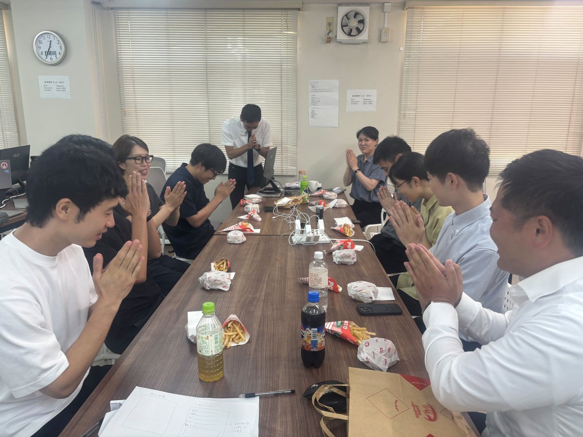 minnasystems's tweet photo. 佐世保オフィスからです👋
本日は東京からエンジニア3名が佐世保に来訪✨
みんなで名物「ヒカリのスペシャルバーガー」を堪能しました🍔💕
佐世保オフィスもメンバーが増えてますます賑やかでした!
#みんシス #システム開発 #佐世保オフィス #エンジニア #ご当地グルメ #ヒカリバーガー #Simple5 https://t.co/2HND400PJF