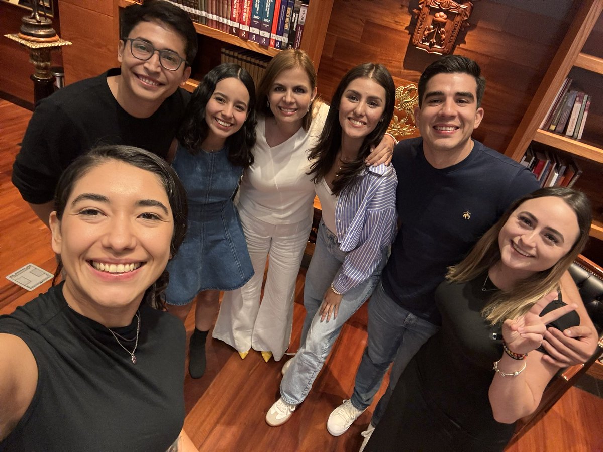 Qué gusto poder platicar con los cinco candidatos a la <a href="/FEU_UdeG/">FEU</a>, Victor, Susana, Fernanda, Leonardo, Dalila y por supuesto con su presidenta actual, <a href="/Zoermr_/">Zoe García</a>. 

Intercambiamos ideas sobre cómo imaginan la Federación y cómo queremos vivir este proceso. Coincidimos en algo muy