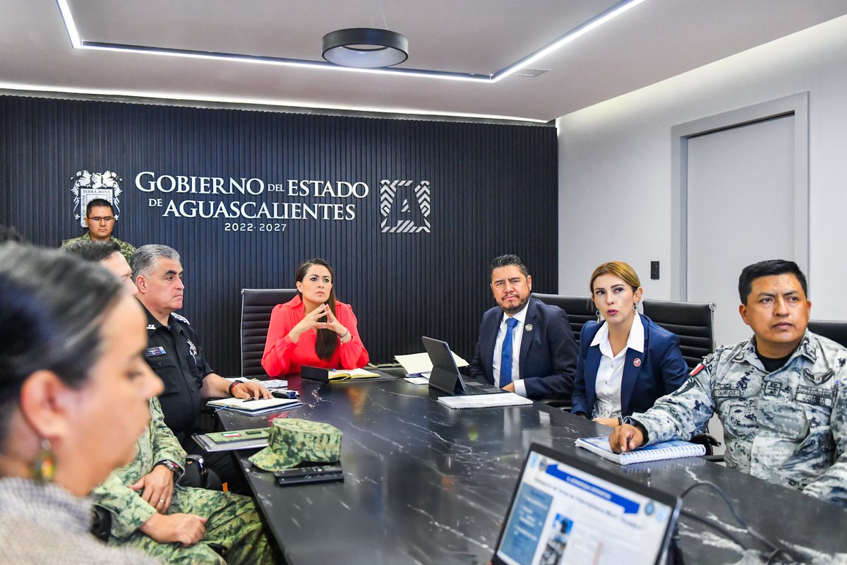 El día de hoy sostuve una reunión con autoridades del Ejército y la Guardia Nacional, así como con el Fiscal General del Estado, el Secretario de Seguridad Pública del Estado y la Directora General del C5i, con el objetivo de dar puntual seguimiento a las estrategias del plan de