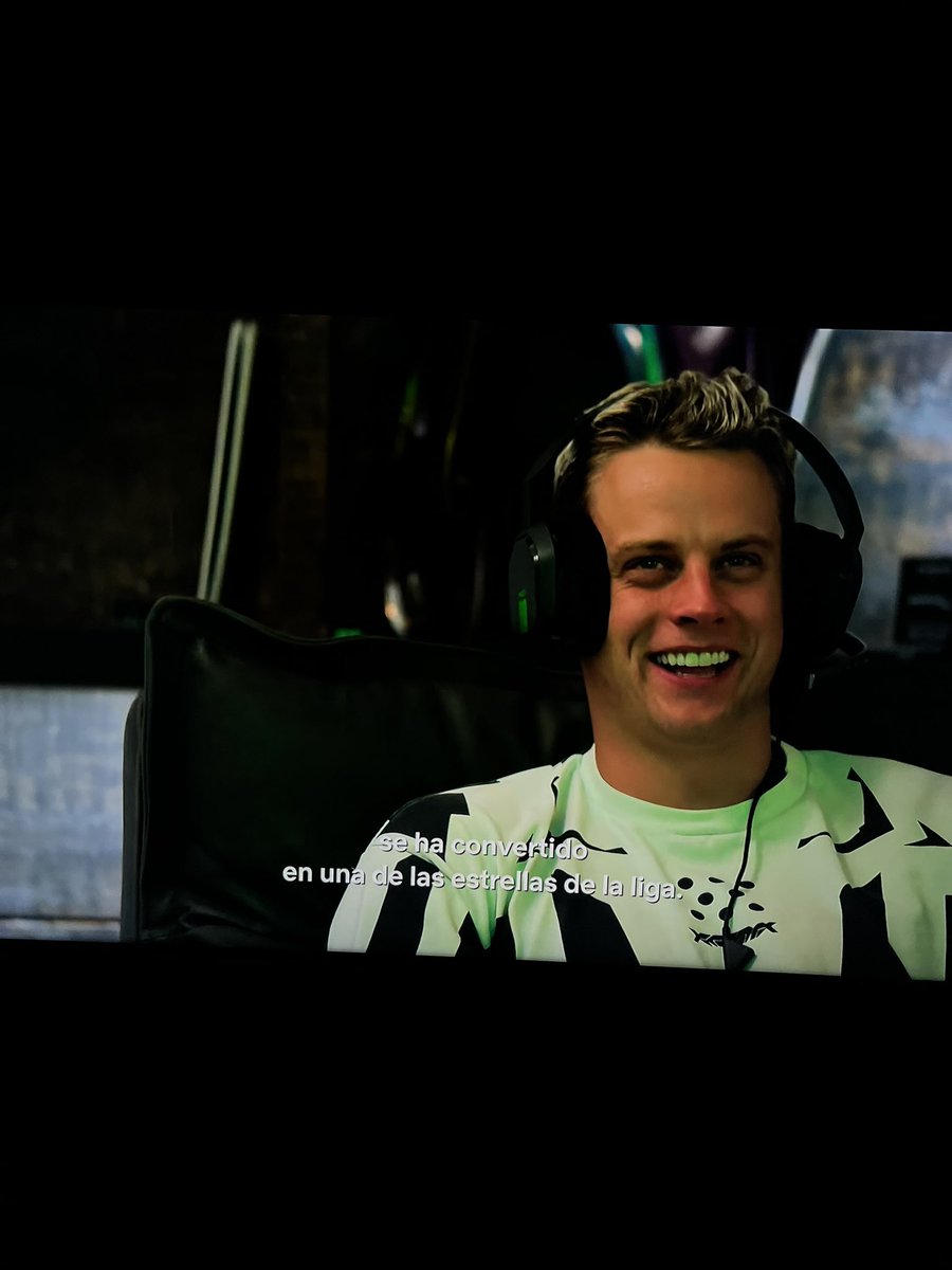 ilseesk_zaza's tweet image. “yeah i’m watching Quarterback for the plot”                     
the plot: