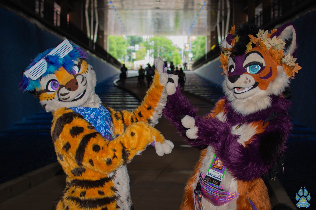 I caught these two cats touching beans under the bridge tunnel. Gwuoss. 🖐️😤
(<a href="/TrexlerPVP/">Trexler 💙</a> and <a href="/Werikane/">Werikane | Khalu𝑟𝑎 🍂 🔜EF</a>)
📸: <a href="/NitroWolf/">NitroWolf</a>