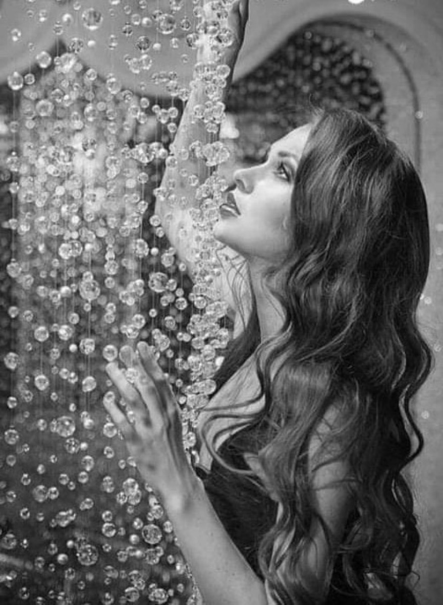 ذلك الركن الهادىء الفوضوي ..
يسكن أعمق نقطة بـ داخلك ..
مليئة بـ النور ..
ولكن لا أحد يراها سِواك ..

#غرامي_أجمل