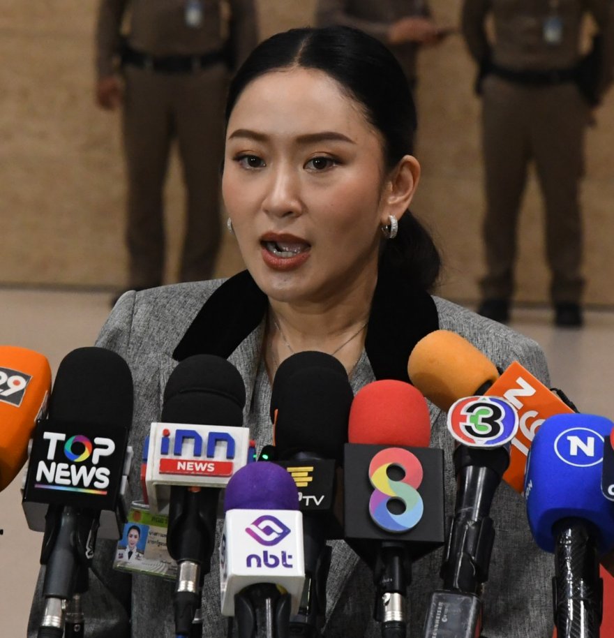 #แพทองธาร ตอบโต้ #อนุทิน ใส่สีตีไข่ ที่บอกว่าจีนเตือนไทยเรื่องออกกฏหมายกาสิโนแล้วนายกฯไม่เชื่อจนนักท่องเที่ยวจีนลดลง

แพทองธาร ยอมรับ สีจิ้นผิง ถามเพราะห่วงเรื่องที่ไทยจะทำกาสิโน 

 เราก็ได้ชี้แจงไปว่านโยบายของไทยทำเป็น #เอนเตอร์เทนเม้นต์คอมเพลกซ์ แบบสิงคโปร์ และมาเก๊าทำ