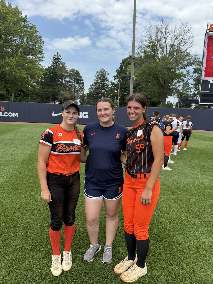 Thank you <a href="/IlliniSB/">Illinois Softball</a> for hosting a great camp today! I loved the helpful hitting tips and live scrimage at the end. Also fun to see fellow Bandits <a href="/LexiKyros55/">Lexi Kyros</a> and <a href="/Zhana_20/">Zhana Guenther</a> there, and <a href="/RedHawkSB/">🥎 Marist Softball 🥎</a> alum <a href="/eileendonahue_/">Eileen Donahue</a> ! Go Illini! 
<a href="/TyraPerry13/">Tyra Perry</a> <a href="/coach_troutsta/">Coach Trout</a> <a href="/Coach_Veee/">Kirsten Verdun</a> <a href="/bgoler10/">Brendan Goler</a>