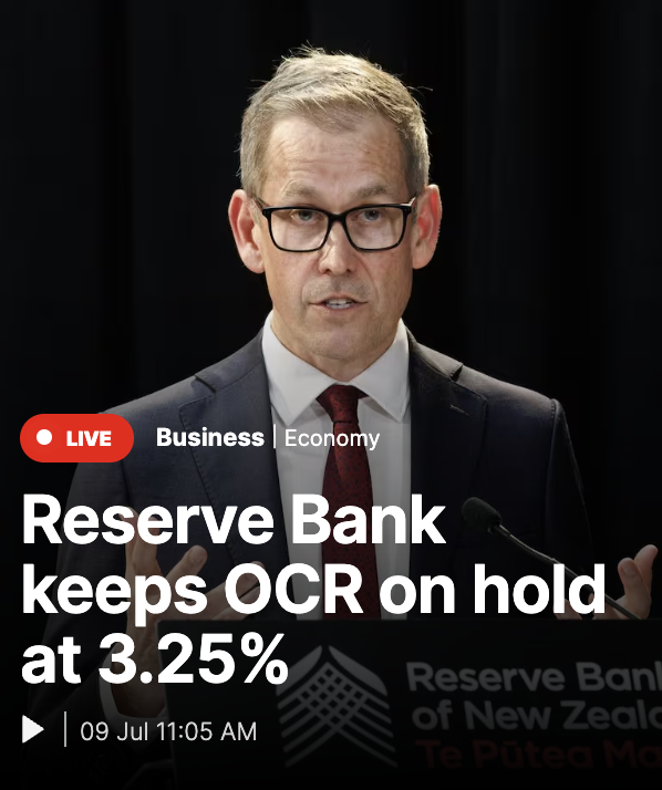 nzijubu's tweet photo. NZ政策金利は事前予想通りのすえ置き(3.25%)。物価上昇が緩和することを前提として今後利下げは継続する考え。1年前に始まった利下げの効果がようやく出始めてNZ経済は緩やかに回復中。景気の先行指標となる株価(NZX50)は直近2ヶ月で＋7%上昇。今年後半の追加利下は来年の本格的な景気回復の下支えに。 https://t.co/MDBrJS9lme