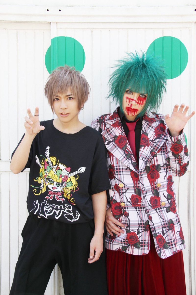 昨夜、ZOMBIEのラストライブを観に行きました。青井ミドリ氏は数少ない友達のひとりなんだけど「新しいバンド組むんで曲聞いてください！」って「腐り姫」のデモを聞かせてくれた時の事を今でもハッキリ覚えています。あの時のあの曲が12年の歳月を経てなお大勢の人達に愛され、文字通り会場を１つにし