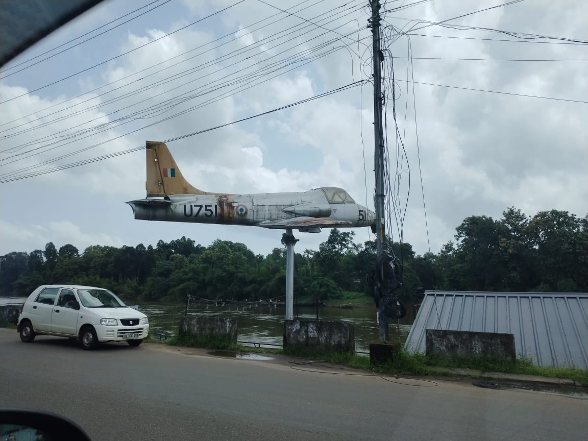 -#Kerala is #Punjab of S #India 😊
-You might come across things that one will not see elsewhere 
-In a small town called Piravam in Kerala, saw this Kiran HJT-16 mounted next to the road
-Incidentally, I have flown this airframe