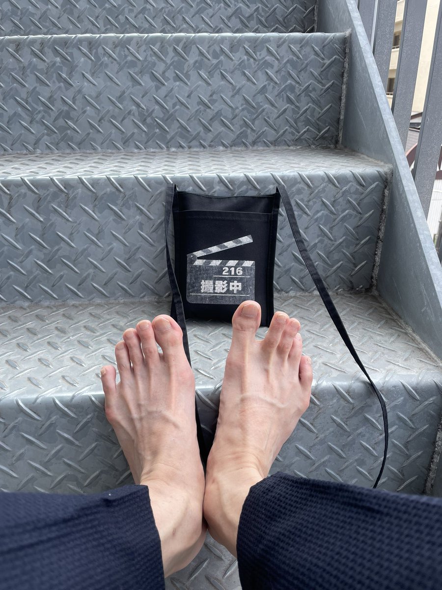 ShinyaNIRO's tweet image. ありがたいことに
なんだか急に忙しい…💦
そして暑い🫠
昼休み、靴下脱いで足を上げ🦶🏻🦶🏻
ひたすら台詞をブツブツ…
僕は撮影しております🎬