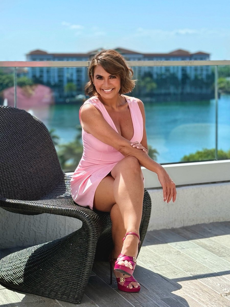 ¿Qué haces mi corazón? 🥰✨
. 
.
.
. 
#tvhost #tv #host #telemundo #love #goals #Love #television #tvshow #conductoradetv #presentadora #reality #show #morningshow #miami #hoydia