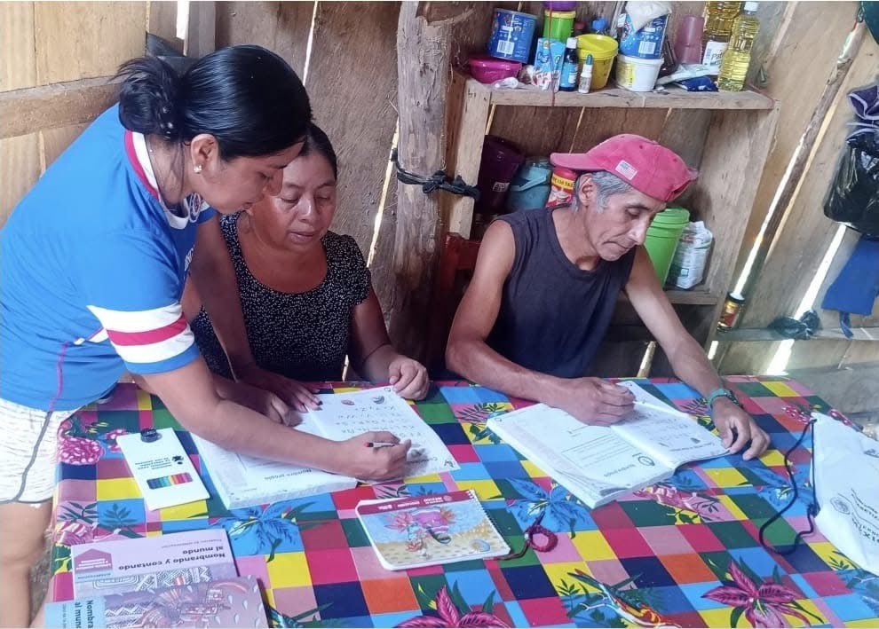 afodepoac's tweet photo. Mientras nuestros voluntarios enseñan, los educandos aprenden sus primeras letras.
En todo Oaxaca, el convenio AFODEPO–INEA sigue dando frutos.
¡Vamos por un estado sin analfabetismo!
#EducaciónParaTodos #AFODEPO #INEA
@ArmandoContCast @INEAmx @AntonioNio80189 https://t.co/W8FMeH3MBz