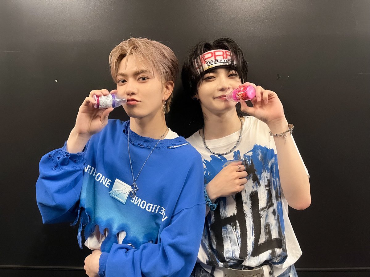 aoen_members's tweet image. 💙from. #颯太 #SOTA☀️
れお18歳おめでと🐿️🐰
れおと出会ってちょうど一年ぐらい経ったんだけど初めてちゃんとお祝いすることができてめっちゃ嬉しいんですわ

めっちゃ気合うし会った時からこの子とは一生仲良くしたいって思ってたから今こうして家族として一緒にいれるのがまじで幸せだなって思う…