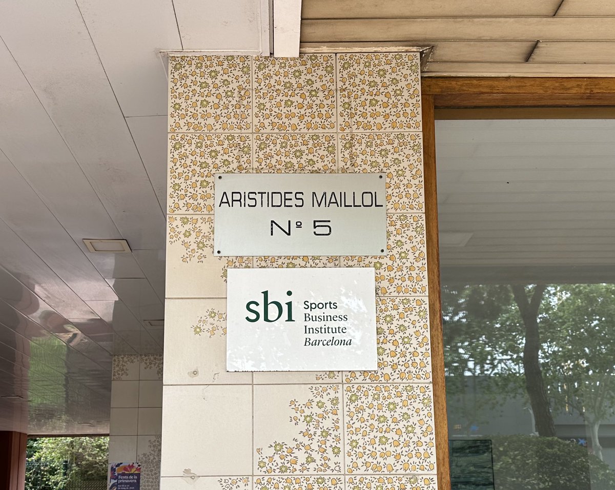 t_sakai0103's tweet image. 🇪🇸MBP School of Coachesの横にはFIFA Football Agentのライセンス取る時に参加したSports Business Institute @sbibarcelona があった！！

#fifafootballagent 
#サッカーエージェント
#fifaagent